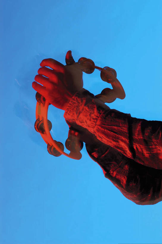 西方人,手,一个人,音乐家,竖图,室内,特写,白天,侧面,欧洲,欧洲人,双手,仅一个男性,仅一个人,握,阴影,蓝色背景,服装,朦胧,模糊,反射,影子,乐器,铃鼓,音乐,拿,拿着,休闲装,仅一个年轻男性,一个,衣服,休闲,手部,休闲服,握着,摄影,服饰,影棚,单个,打击乐器,手鼓,男人,男性,年轻男性,白种人,乐师,演奏家,音乐工作者,半身,彩图,影棚拍摄,拍摄