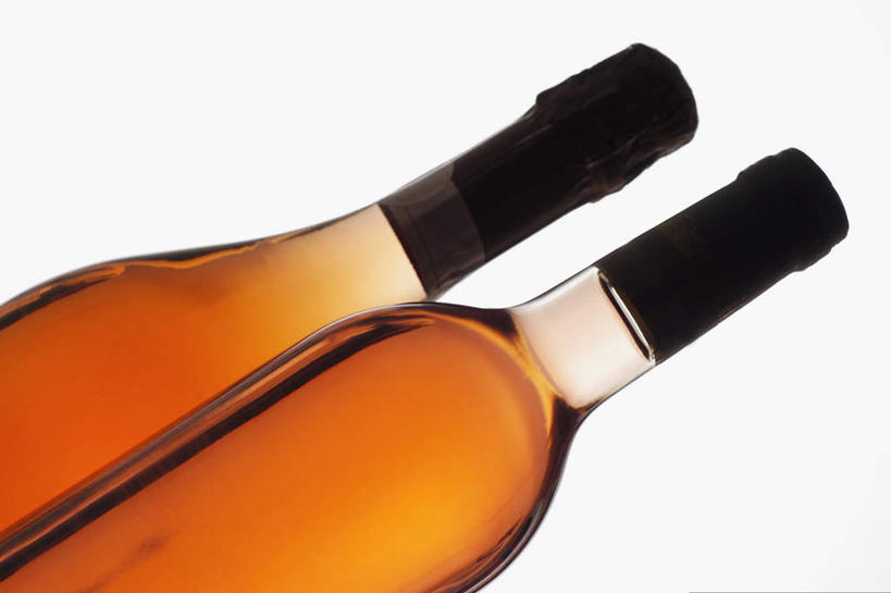 红酒,葡萄酒,无人,横图,室内,特写,白天,白色背景,正面,两瓶,阴影,反射,影子,酒类,红酒瓶,玻璃制品,酒,酒瓶,饮料,玻璃瓶,瓶子,红葡萄酒,摄影,影棚,葡萄酒瓶,彩图,影棚拍摄,拍摄