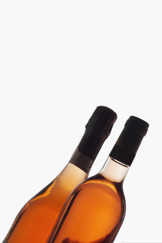 红酒,葡萄酒,无人,竖图,室内,特写,白天,白色背景,正面,两瓶,阴影,反射,影子,酒类,红酒瓶,玻璃制品,酒,酒瓶,饮料,玻璃瓶,瓶子,红葡萄酒,摄影,影棚,葡萄酒瓶,彩图,影棚拍摄,拍摄