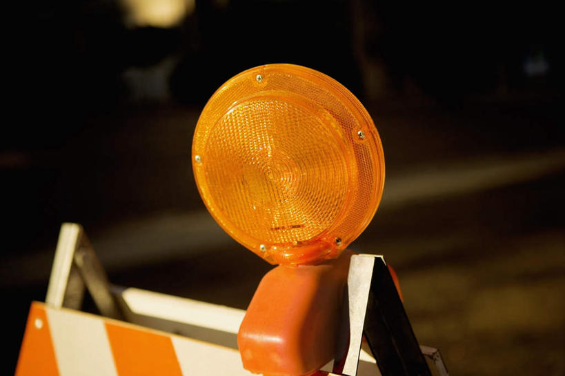 无人,栏杆,横图,室外,特写,白天,正面,道路,路,公路,照明,阴影,朦胧,模糊,光线,影子,围栏,灯光,交通,警告,护栏,灯,灯具,警示,禁止,照亮,提醒,照明设备,提示,限制,应急灯,危险,马路,彩图