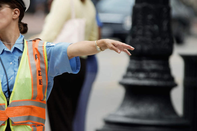 西方人,三个人,交警,站,横图,室外,白天,正面,工作服,制服,道路,路,公路,帽子,欧洲,欧洲人,行人,指,阴影,朦胧,模糊,光线,影子,交通,扭头,指点,路人,阳光,站着,转头,军帽,指向,工作制服,过客,女人,女性,中年女性,白种人,交通管理员,交通警察,马路,站立,半身,彩图,工作套服
