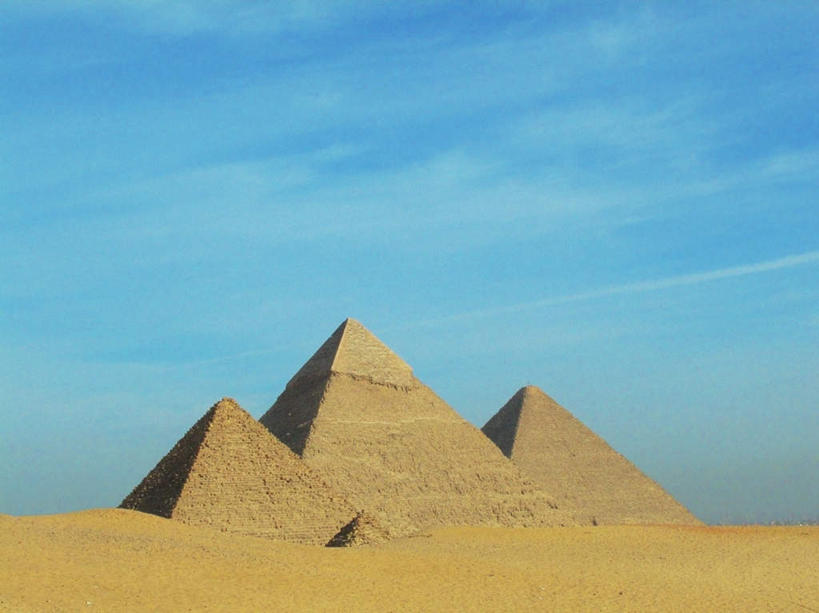 无人,横图,室外,白天,正面,旅游,度假,名胜古迹,沙漠,地标,非洲,埃及,阴影,遗迹,光线,影子,云,云朵,云彩,古迹,历史,文物,娱乐,古建筑,蓝色,白云,蓝天,天空,阳光,天,享受,休闲,旅游胜地,金字塔,放松,晴朗,陵墓,古埃及,古文明,北非,吉萨,吉萨金字塔,胡夫金字塔,海夫拉金字塔,门卡乌拉金字塔,古代七大奇迹,阿拉伯埃及共和国,金字塔之国,棉花之国,古夫王金字塔,卡拉夫王金字塔,孟卡拉王金字塔,方锥形,阿非利加洲,大漠,砂漠,晴空,彩图,标志性建筑