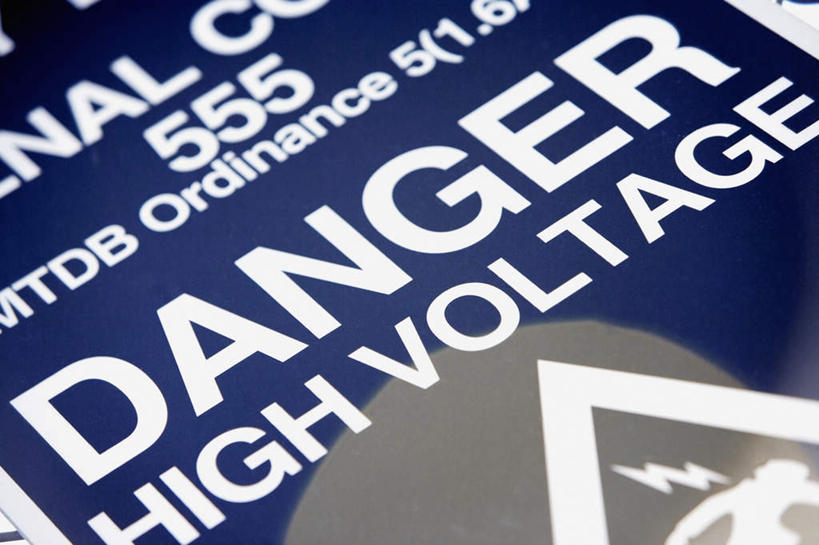 无人,横图,俯视,室外,特写,白天,美国,阴影,光线,英文,标志,文字,影子,字符,字母,警告,标识,蓝色,白色,阳光,警示,英文字母,禁止,提醒,北美,北美洲,提示,限制,加利福尼亚,美洲,加州,圣地亚哥,加利福尼亚州,金州,黄金州,圣地牙哥,圣迭戈,北亚美利加洲,亚美利加洲,危险,彩图,高角度拍摄