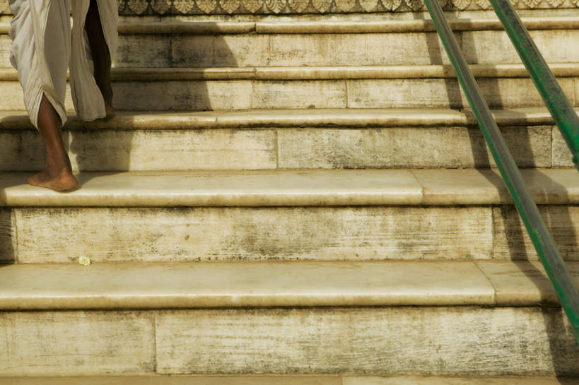 一个人,栏杆,走,横图,室外,白天,民族服装,度假,美景,楼梯,城市风光,城市,印度,亚洲,仅一个男性,仅一个人,仅一个中年男性,阴影,光线,扶手,影子,阶梯,景观,光脚,娱乐,护栏,台阶,背面,阳光,享受,休闲,赤脚,景色,放松,南亚,拉贾斯坦邦,拉贾斯坦,印度共和国,普什卡,男人,男性,中年男性,亚洲人,印度人,步行,走路,半身,彩图,传统服装,民俗服