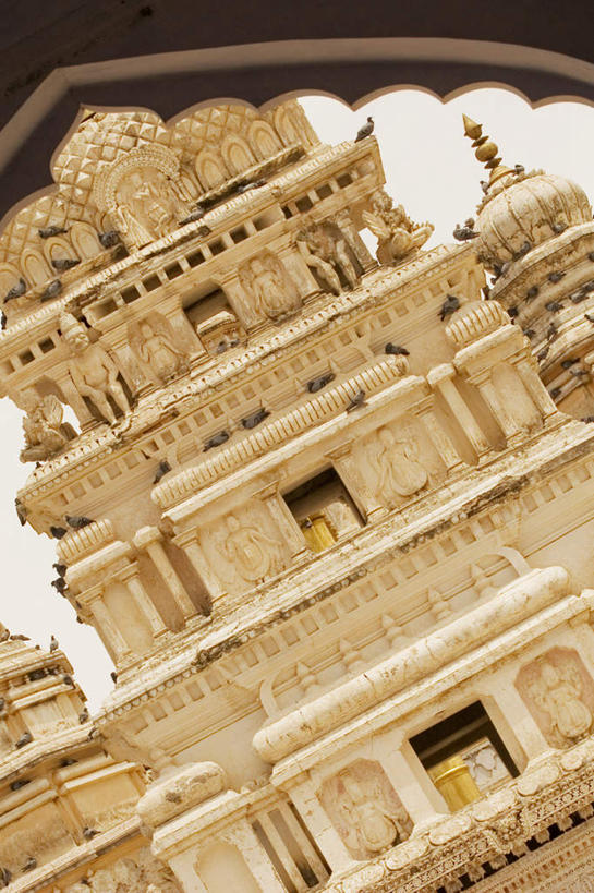 无人,竖图,室外,白天,仰视,旅游,度假,名胜古迹,标志建筑,地标,建筑,雕塑,印度,亚洲,阴影,遗迹,艺术,装饰,光线,雕刻,雕像,影子,柱子,墙,古迹,文物,娱乐,建设,古建筑,墙壁,墙面,阳光,工艺品,享受,休闲,旅游胜地,放松,纪念,美术,主题,南亚,陈列,古文明,拉贾斯坦邦,拉贾斯坦,印度共和国,普什卡,功能,美学,彩图,低角度拍摄