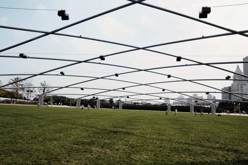 西方人,公园,高楼大厦,栏杆,站,坐,走,横图,室外,白天,仰视,旅游,度假,草地,草坪,植物,标志建筑,城市,大厦,地标,建筑,摩天大楼,欧洲,美国,欧洲人,一排,许多,行人,游客,游人,阴影,服装,整齐,光线,影子,云,云朵,围栏,许多人,云彩,注视,休闲装,娱乐,建设,护栏,路人,旅客,草,树,树木,排列,衣服,蓝色,绿色,白云,蓝天,天空,阳光,自然,天,观察,看,站着,一群人,享受,休闲,休闲服,旅游胜地,放松,服饰,生长,晴朗,成长,观看,察看,北美,北美洲,队列,关注,美洲,伊利诺斯州,芝加哥,世界屠猪城,巨肩之城,劳动之城,伊利诺伊,伊利诺伊州,伊利诺州,千禧公园,千年公园,千禧年公园,芝加哥市,芝城,林肯之地,北亚美利加洲,亚美利加洲,云门,过客,男人,男性,女人,女性,中年男性,中年女性,白种人,晴空,步行,散步,站立,走路,坐着,彩图,低角度拍摄,全身,大楼,高层建筑,高楼,摩天楼