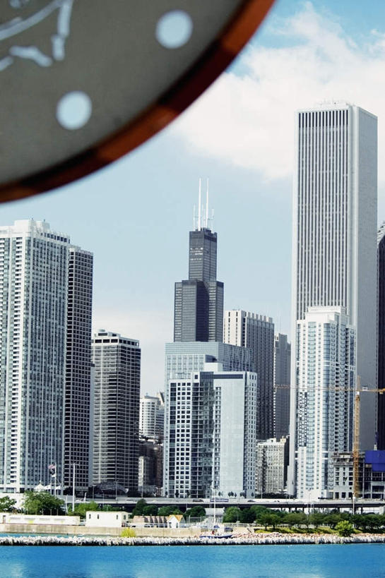 无人,高楼大厦,码头,竖图,室外,白天,仰视,度假,办公楼,美景,植物,城市风光,城市,大厦,港口,建筑,路灯,摩天大楼,写字楼,照明,美国,阴影,光线,影子,景观,云,云朵,灯光,云彩,娱乐,灯,树,树木,蓝色,绿色,白云,蓝天,天空,阳光,自然,楼宇,天,享受,休闲,商务楼,景色,放松,生长,晴朗,成长,照亮,北美,北美洲,照明设备,美洲,伊利诺斯州,芝加哥,世界屠猪城,巨肩之城,劳动之城,伊利诺伊,伊利诺伊州,伊利诺州,芝加哥市,芝城,林肯之地,北亚美利加洲,亚美利加洲,海军码头,海军军港,海军港,晴空,彩图,低角度拍摄,摆渡口,埠头,大楼,渡口,渡头,港湾,高层建筑,高楼,海港,货运码头,口岸,摩天楼,商港