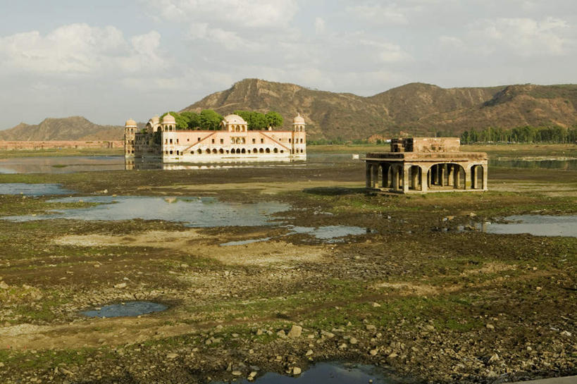 无人,宫殿,横图,室外,白天,正面,旅游,度假,湖,湖泊,石头,名胜古迹,山,山脉,水,标志建筑,地标,建筑,叶子,印度,亚洲,阴影,遗迹,光线,石子,影子,湖面,山峰,水流,水面,云,云朵,绿叶,山峦,云彩,古迹,文物,娱乐,建设,古建筑,蓝色,白云,蓝天,天空,阳光,湖水,群山,天,享受,休闲,嫩叶,旅游胜地,放松,晴朗,南亚,古文明,拉贾斯坦邦,拉贾斯坦,印度共和国,乌代浦,湖上皇宫,叶,叶片,石块,岩石,晴空,彩图