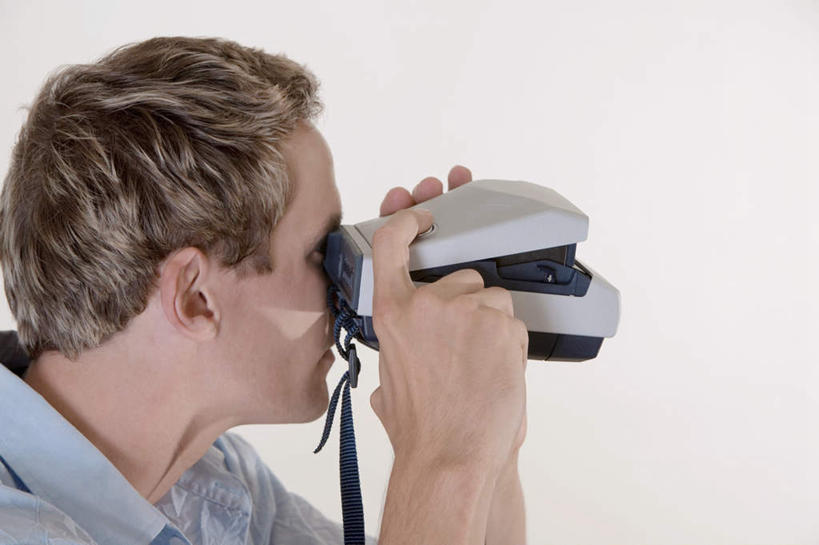 西方人,脸,头,脸颊,头发,一个人,站,横图,室内,特写,白天,白色背景,侧面,相机,欧洲,欧洲人,仅一个男性,仅一个人,仅一个中年男性,握,阴影,服装,反射,影子,棕色,注视,休闲装,肩膀,一个,拍照,衣服,观察,看,站着,休闲,休闲服,握着,摄影,服饰,影棚,单个,观看,察看,关注,拍立得,立拍得,男人,男性,中年男性,白种人,头部,直发,脸部,脸蛋,面部,照相机,站立,半身,彩图,影棚拍摄,拍摄,照相,短发