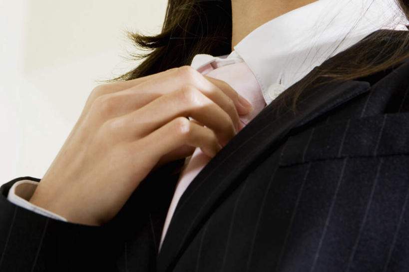 东方人,手,一个人,商务人士,商务女性,横图,室内,特写,白天,白色背景,正面,亚洲,仅一个年轻女性,仅一个女性,仅一个人,握,阴影,套装,反射,影子,黄种人,手部,握着,摄影,影棚,整理,单手,商务装,工薪阶层,年轻女性,女人,女性,亚洲人,白领,上班族,半身,彩图,影棚拍摄,拍摄