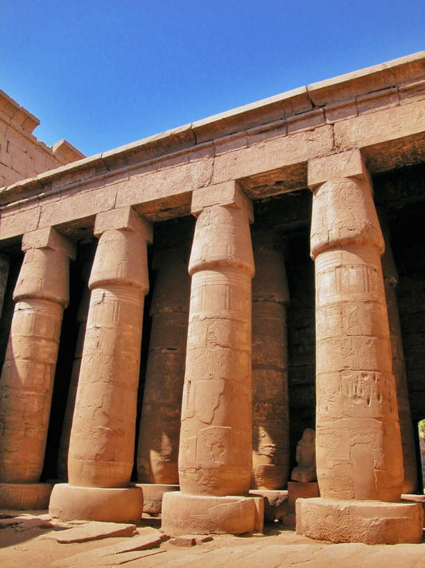 无人,竖图,室外,白天,仰视,旅游,度假,名胜古迹,标志建筑,地标,建筑,非洲,埃及,一排,许多,阴影,遗迹,整齐,光线,影子,柱子,神庙,古迹,文物,娱乐,建设,古建筑,排列,蓝色,蓝天,天空,阳光,天,享受,休闲,旅游胜地,放松,晴朗,古埃及,队列,古文明,北非,万里无云,阿拉伯埃及共和国,金字塔之国,棉花之国,卡尔纳克神庙,卡纳克神庙,阿非利加洲,底比斯,百门之都,晴空,晴空万里,彩图,低角度拍摄