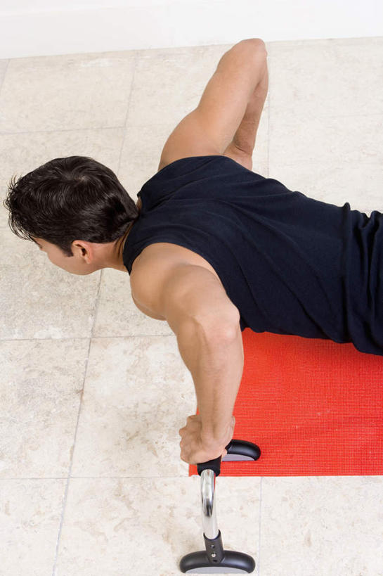 西方人,一个人,健身房,俯卧撑,竖图,俯视,室内,白天,运动服,锻炼,运动,欧洲,欧洲人,仅一个男性,仅一个人,仅一个中年男性,撑,服装,衣服,服饰,撑着,衣着,穿着,衣饰,体育,男人,男性,中年男性,白种人,伏地挺身,半身,彩图,高角度拍摄,健身,健身馆,掌上压,运动装