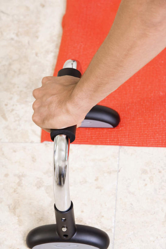 西方人,手,一个人,健身房,俯卧撑,竖图,俯视,室内,特写,白天,锻炼,运动,欧洲,欧洲人,仅一个男性,仅一个人,仅一个中年男性,撑,手部,单手,撑着,体育,男人,男性,中年男性,白种人,伏地挺身,半身,彩图,高角度拍摄,健身,健身馆,掌上压