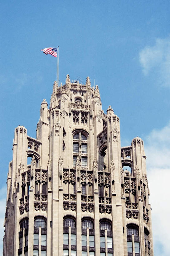 无人,高楼大厦,竖图,室外,白天,仰视,度假,美景,城市风光,标志建筑,城市,大厦,地标,建筑,摩天大楼,旗帜,国旗,美国,一面,阴影,飘扬,光线,影子,景观,云,云朵,云彩,娱乐,建设,星条旗,蓝色,白云,蓝天,天空,阳光,天,享受,休闲,景色,放松,美国国旗,晴朗,飘逸,北美,北美洲,飞扬,美洲,伊利诺斯州,芝加哥,世界屠猪城,巨肩之城,劳动之城,伊利诺伊,伊利诺伊州,伊利诺州,密歇根大道,密歇根大街,密西根大道,芝加哥市,芝城,林肯之地,北亚美利加洲,亚美利加洲,旗,晴空,彩图,低角度拍摄,大楼,高层建筑,高楼,摩天楼,美利坚合众国国旗,论坛报大厦