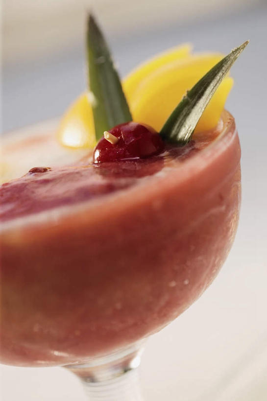 果汁,无人,竖图,室内,特写,白天,正面,西瓜,樱桃,杯子,水果,叶子,朦胧,模糊,新鲜,装饰,生食,食品,果实,绿叶,饮品,一杯,玻璃制品,食物,饮料,一个,水杯,嫩叶,西瓜汁,有机食品,绿色食品,单个,华丽,修饰,点缀,配菜,可口,衬托,美观,雅致,雅观,适口,叶,叶片,玻璃杯,樱珠,莺桃,英桃,楔桃,牛桃,荆桃,寒瓜,彩图