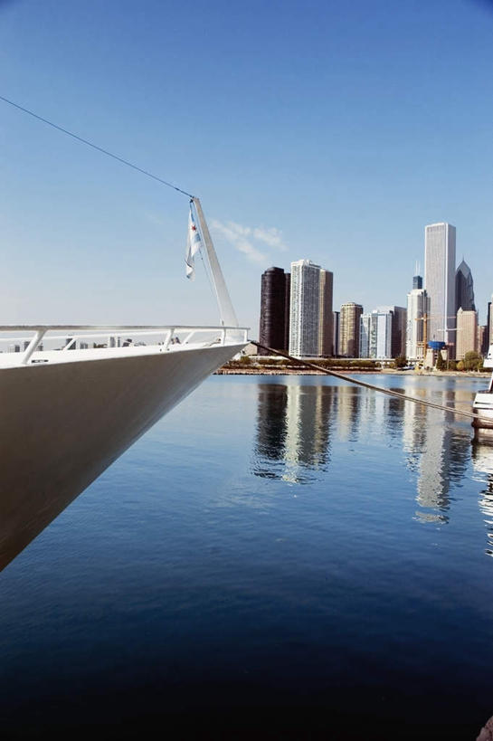 帆船,无人,高楼大厦,码头,竖图,室外,白天,正面,度假,办公楼,河流,美景,水,城市风光,城市,大厦,港口,建筑,摩天大楼,写字楼,船,旗帜,美国,阴影,波纹,光线,影子,河水,景观,水流,涟漪,娱乐,旗子,蓝色,倒影,蓝天,水纹,天空,阳光,楼宇,交通工具,波浪,天,享受,休闲,商务楼,景色,放松,晴朗,倒映,北美,北美洲,载具,美洲,伊利诺斯州,芝加哥,万里无云,世界屠猪城,巨肩之城,劳动之城,伊利诺伊,伊利诺伊州,伊利诺州,水晕,芝加哥市,芝城,林肯之地,北亚美利加洲,亚美利加洲,旌旗,旗号,海军码头,海军军港,海军港,反照,晴空,晴空万里,彩图,摆渡口,埠头,大楼,渡口,渡头,港湾,高层建筑,高楼,海港,货运码头,口岸,摩天楼,商港