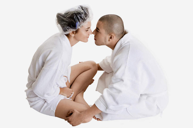 西方人,两个人,坐,盘腿,横图,俯视,室内,白天,白色背景,浴袍,爱情,帽子,欧洲,欧洲人,服装,浴帽,浪漫,注视,相视,衣服,白色,观察,看,温暖,温馨,面对面,恩爱,恋人,摄影,服饰,影棚,观看,对视,和睦,察看,互视,衣着,穿着,关注,相对,相看,衣饰,防水帽,沐浴帽,洗浴帽,洗澡帽,男人,男性,年轻男性,年轻女性,女人,女性,白种人,情侣,盘腿而坐,盘膝,盘着腿的,盘着腿坐,双腿交叉,坐着,彩图,高角度拍摄,全身,影棚拍摄,汤帷子,浴衣,拍摄,伴侣,融洽