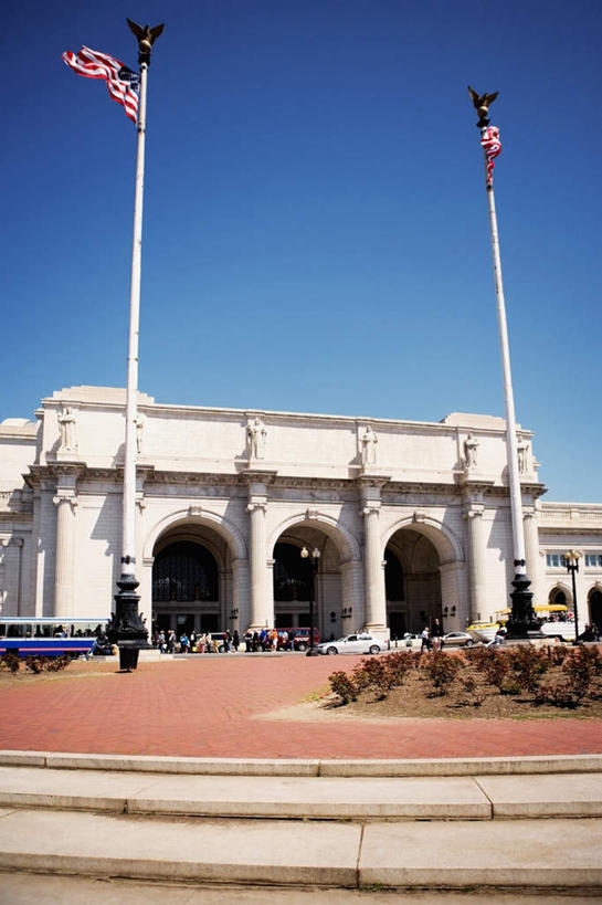 西方人,站,竖图,室外,白天,仰视,度假,美景,城市风光,城市,公共汽车,旗帜,国旗,欧洲,美国,欧洲人,行人,游客,游人,阴影,服装,光线,旗杆,影子,景观,巴士,公交车,首都,许多人,注视,休闲装,娱乐,路人,旅客,星条旗,车,衣服,蓝色,蓝天,天空,阳光,交通工具,天,观察,看,站着,一群人,享受,休闲,休闲服,景色,放松,美国国旗,服饰,晴朗,观看,察看,北美,北美洲,关注,载具,美洲,华盛顿特区,万里无云,华盛顿哥伦比亚特区,华府,北亚美利加洲,亚美利加洲,过客,男人,男性,年轻男性,年轻女性,女人,女性,白种人,旗,晴空,晴空万里,站立,彩图,低角度拍摄,全身,美利坚合众国国旗,联合车站