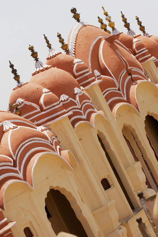 无人,家,宫殿,竖图,俯视,室外,白天,旅游,度假,别墅,门,标志建筑,地标,建筑,印度,亚洲,阴影,光线,影子,房屋,墙,屋顶,屋子,公寓,拱门,顶棚,娱乐,建设,洋房,楼房,墙壁,墙面,住宅,蓝色,蓝天,天空,阳光,门框,天,享受,休闲,旅游胜地,放松,晴朗,南亚,豪宅,万里无云,首府,拉贾斯坦邦,拉贾斯坦,印度共和国,风宫,红粉之城,斋普尔,风之宫殿,晴空,晴空万里,彩图,高角度拍摄,房子