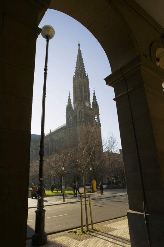 无人,竖图,室内,白天,仰视,度假,美景,门,城市风光,城市,路灯,照明,美国,阴影,时间,光线,时钟,影子,墙,景观,拱门,钟楼,灯光,计时,娱乐,墙壁,墙面,灯,蓝色,蓝天,天空,阳光,门框,钟表,天,享受,休闲,表,景色,放松,晴朗,照亮,北美,北美洲,照明设备,美洲,万里无云,北亚美利加洲,亚美利加洲,塔钟,密苏里,密苏里州,索证之州,圣路易斯,圣卢易斯,圣路易士,盖特威拱门,萨尔南拱门,圣路易弧形拱门,圣路易斯拱门,西进之门,钟,晴空,晴空万里,彩图,低角度拍摄