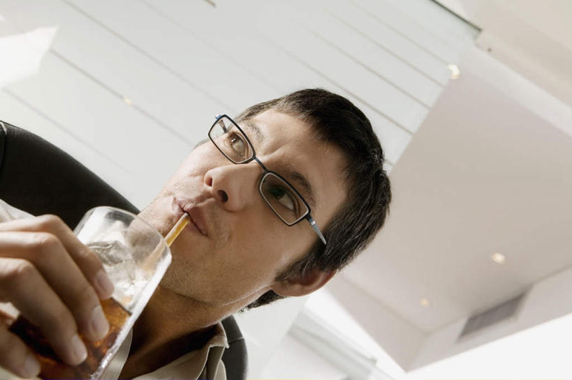 西方人,脸,头,脸颊,手,一个人,商务人士,商务男性,横图,室内,特写,白天,仰视,衬衫,杯子,椅子,欧洲,欧洲人,仅一个男性,仅一个人,仅一个中年男性,喝,握,套装,眼镜,塑料,冰,冰块,饮品,拿,拿着,注视,冷冻,可乐,玻璃制品,饮料,一个,会议椅,水杯,塑料制品,吸管,碳酸饮料,观察,看,手部,寒冷,握着,冷藏,单个,观看,单手,办公椅,察看,冰冷,空心,关注,可口,商务装,近视眼镜,工薪阶层,饮管,商务椅,培训椅,保鲜,适口,男人,男性,中年男性,白种人,头部,脸部,脸蛋,面部,白领,上班族,玻璃杯,半身,彩图,低角度拍摄,衬衣,圆柱状