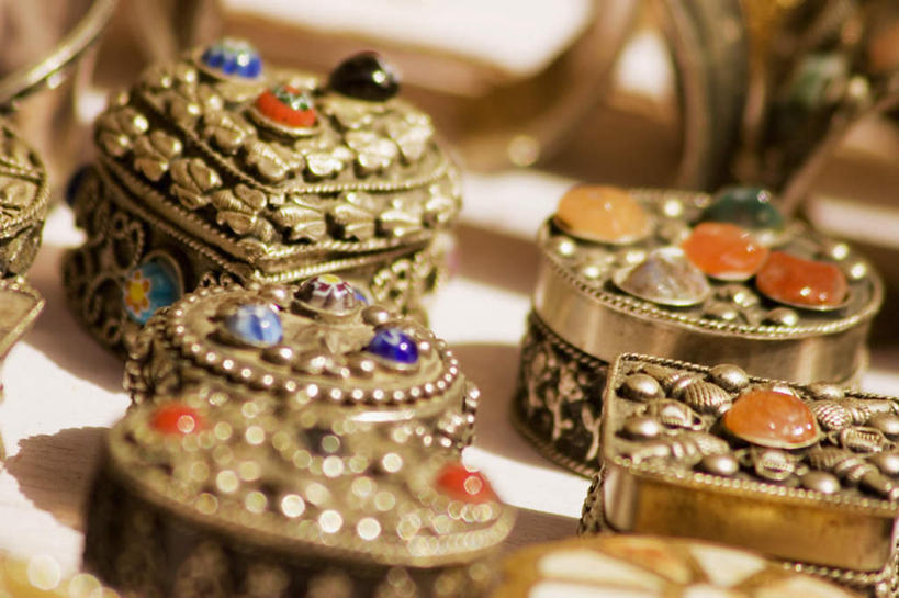 无人,商店,横图,俯视,室外,特写,白天,静物,印度,亚洲,许多,朦胧,模糊,首饰盒,商铺,盒子,容器,储藏,宝石,储存,南亚,拉贾斯坦邦,拉贾斯坦,印度共和国,贾沙梅尔,市肆,商号,彩图,高角度拍摄,店铺,贮存