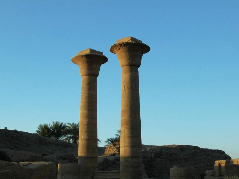 无人,横图,室外,白天,仰视,旅游,度假,名胜古迹,植物,标志建筑,地标,建筑,非洲,埃及,阴影,遗迹,光线,影子,柱子,神庙,古迹,文物,娱乐,建设,古建筑,树,树木,蓝色,绿色,蓝天,天空,阳光,自然,天,享受,休闲,旅游胜地,放松,生长,晴朗,成长,古埃及,古文明,北非,万里无云,阿拉伯埃及共和国,金字塔之国,棉花之国,卡尔纳克神庙,卡纳克神庙,阿非利加洲,底比斯,百门之都,晴空,晴空万里,彩图,低角度拍摄