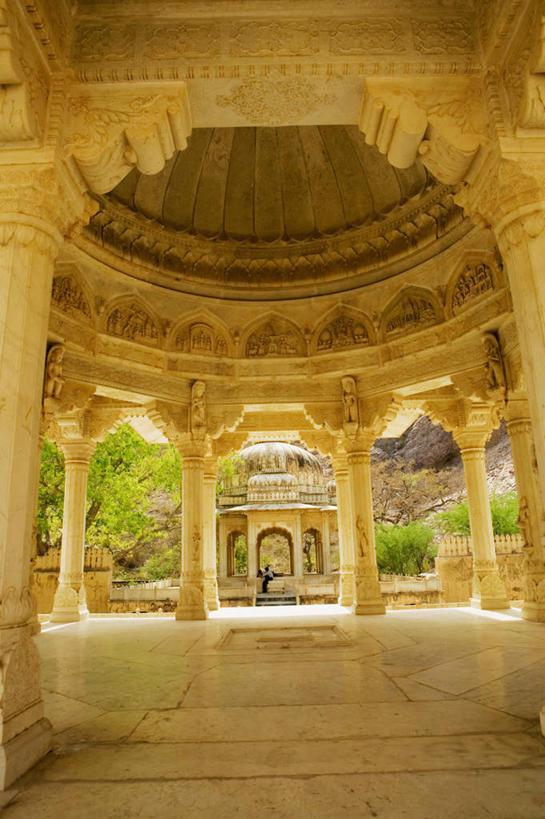 无人,宫殿,竖图,室外,白天,正面,旅游,度假,名胜古迹,植物,标志建筑,地标,建筑,印度,亚洲,遗迹,古迹,文物,娱乐,建设,古建筑,树,树木,绿色,自然,享受,休闲,旅游胜地,放松,生长,成长,南亚,古文明,首府,拉贾斯坦邦,拉贾斯坦,印度共和国,红粉之城,斋普尔,彩图