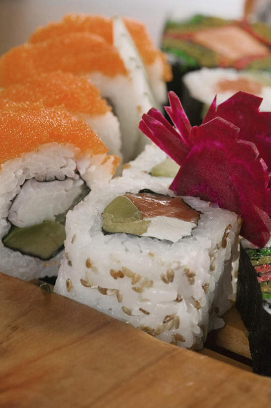 米饭,三文鱼,寿司,无人,竖图,俯视,室内,特写,白天,烹饪,桌面,桌子,鲑鱼,水果,阴影,朦胧,模糊,新鲜,反射,木制,影子,生食,日本料理,料理,食品,果实,饭,菜肴,美食,食物,木制品,日式料理,酪梨,日式,鳄梨,佳肴,有机食品,绿色食品,油梨,大马哈鱼,五谷,手握寿司,醋饭,樟梨,握寿司,押寿司,撒蒙鱼,萨门鱼,冰海之皇,鲑,马哈鱼,麻哈鱼,大麻哈鱼,四喜饭,加州卷,牛油果,彩图,高角度拍摄