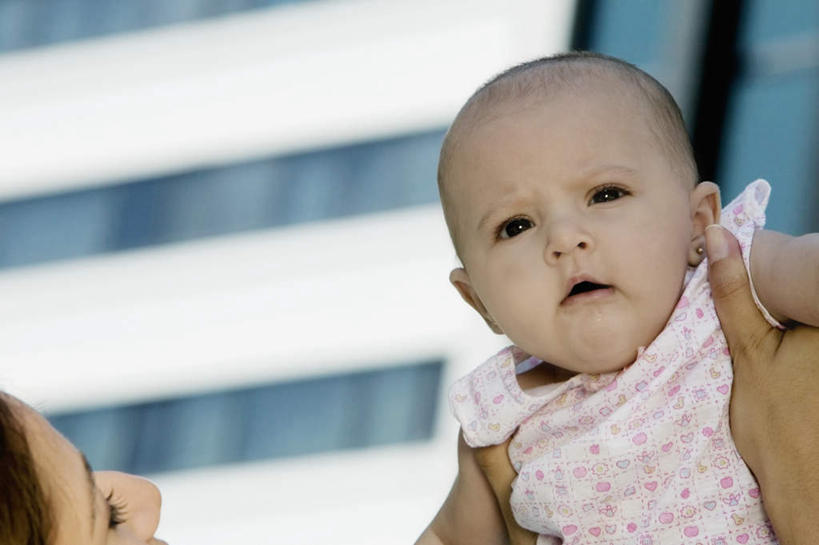 西方人,婴儿,儿童,两个人,家庭,母亲,宾馆,举,抱,笑,微笑,露齿笑,横图,室外,白天,仰视,婴儿服装,纯洁,欧洲,欧洲人,服装,朦胧,模糊,注视,小孩,衣服,观察,看,托,温暖,温馨,一家人,可爱,母爱,童年,童趣,服饰,活泼,抱着,观看,和睦,察看,搂着,衣着,穿着,关注,宝宝,童真,纯真,烂漫,无邪,母婴,衣饰,伶俐,天真,年轻女性,女人,女性,白种人,孩子,年轻人,举起,举手,举着,搂,搂抱,向上举,向上伸,向上托,半身,彩图,低角度拍摄,婴儿服,客店,客栈,旅店,旅馆,旅舍,汽车旅馆,融洽