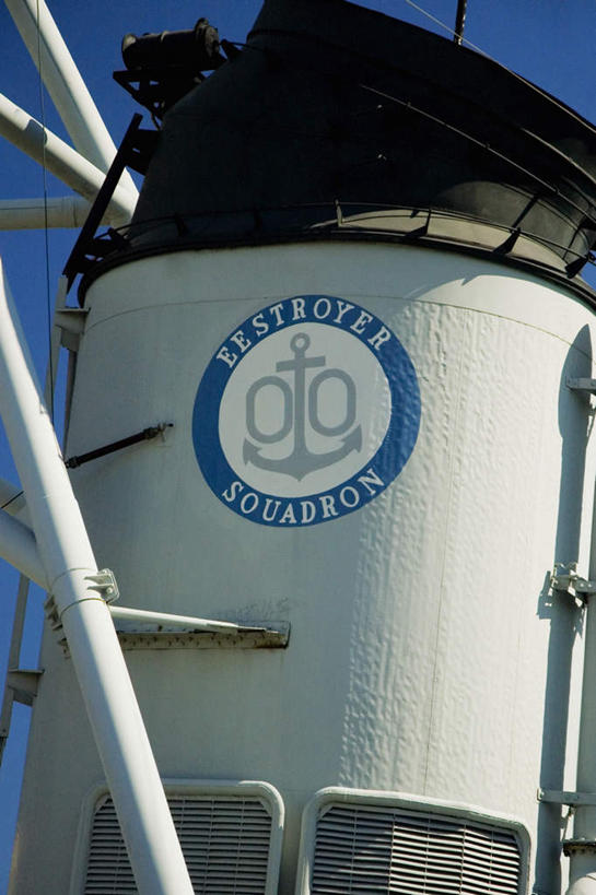 无人,竖图,室外,特写,白天,仰视,烟囱,指示牌,船,美国,一艘,标志,文字,标识,军舰,北美,北美洲,美洲,战舰,军用战舰,波士顿,战船,马萨诸塞州,麻州,麻省,首府,马萨诸塞,麻塞诸塞,老殖民地,海湾之州,美国雅典,豆豆城,宇宙的中心,山上的城,超验城,北亚美利加洲,亚美利加洲,彩图,低角度拍摄