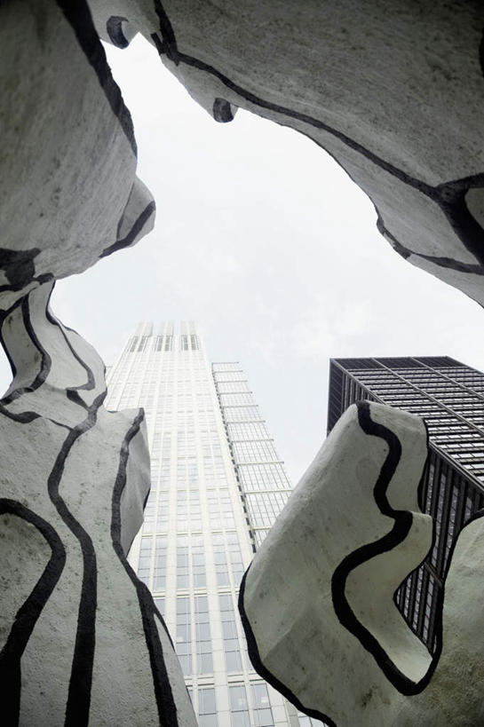 无人,高楼大厦,竖图,室外,白天,仰视,度假,美景,城市风光,城市,大厦,建筑,摩天大楼,雕塑,美国,艺术,装饰,雕刻,雕像,线条,景观,娱乐,天空,工艺品,天,享受,休闲,景色,放松,晴朗,纪念,美术,北美,北美洲,主题,美洲,陈列,伊利诺斯州,芝加哥,万里无云,世界屠猪城,巨肩之城,劳动之城,伊利诺伊,伊利诺伊州,伊利诺州,芝加哥市,芝城,林肯之地,功能,美学,北亚美利加洲,亚美利加洲,漆雕,晴空,晴空万里,彩图,低角度拍摄,大楼,高层建筑,高楼,摩天楼
