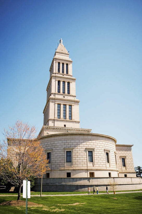 无人,高楼大厦,竖图,室外,白天,仰视,度假,草地,草坪,美景,植物,城市风光,城市,大厦,建筑,摩天大楼,美国,阴影,光线,影子,景观,娱乐,草,树,树木,蓝色,绿色,蓝天,天空,阳光,自然,天,享受,休闲,景色,放松,生长,晴朗,成长,北美,北美洲,美洲,万里无云,弗吉尼亚,弗吉尼亚州,北亚美利加洲,亚美利加洲,维吉尼亚,老自治领州,亚历山德里亚,晴空,晴空万里,彩图,低角度拍摄,大楼,高层建筑,高楼,摩天楼