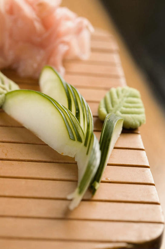 三文鱼,无人,竖图,俯视,室内,特写,白天,桌子,鲑鱼,黄瓜,蔬菜,餐具,阴影,朦胧,模糊,新鲜,反射,碟子,盘,影子,食品,食物,盘子,碟,有机食品,绿色食品,大马哈鱼,撒蒙鱼,萨门鱼,冰海之皇,鲑,马哈鱼,麻哈鱼,大麻哈鱼,床上桌,懒人桌,青瓜,胡瓜,彩图,高角度拍摄