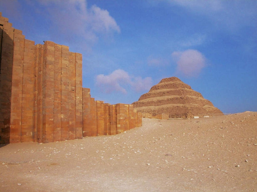 无人,横图,室外,白天,仰视,旅游,度假,石头,名胜古迹,沙漠,地标,非洲,埃及,阴影,遗迹,光线,石子,影子,云,云朵,云彩,古迹,历史,文物,娱乐,古建筑,蓝色,白云,蓝天,天空,阳光,天,享受,休闲,旅游胜地,金字塔,放松,晴朗,古埃及,古文明,北非,萨卡拉,古代七大奇迹,阿拉伯埃及共和国,金字塔之国,棉花之国,阿非利加洲,阶梯金字塔,塞加拉,圣卡拉梯形金字塔,大漠,砂漠,石块,岩石,晴空,彩图,低角度拍摄,标志性建筑