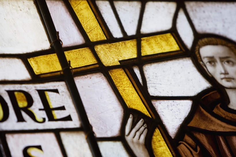 西方人,手,一个人,无人,教堂,站,横图,室内,特写,白天,仰视,旅游,度假,标志建筑,地标,建筑,欧洲,欧洲人,仅一个年轻女性,仅一个女性,仅一个人,圣母,圣母玛利亚,握,阴影,节日,朦胧,模糊,反射,英文,标志,十字架,文字,影子,字符,字母,墙,注视,文化,娱乐,标识,建设,墙壁,墙面,观察,看,祈祷,站着,享受,休闲,健康,手部,旅游胜地,放松,握着,许愿,宗教,信仰,观看,纪念,英文字母,单手,祈求,察看,关注,信念,玛利亚,彩绘玻璃,彩色玻璃,教堂玻璃,艺术玻璃,袍子,圣女,平安,年轻女性,女人,女性,白种人,站立,半身,彩图,低角度拍摄,大教堂,礼拜堂