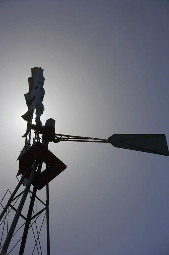 无人,竖图,室外,特写,白天,仰视,度假,农业,风能,风力发电机,美景,城市风光,城市,风车,风向标,风向袋,阴影,环保,电力,光线,影子,景观,娱乐,设备,蓝色,蓝天,天空,阳光,天,享受,休闲,发电,机械,景色,放松,工业,能源,晴朗,资源,风力机,利用,低碳,万里无云,风力发电,风标,晴空,晴空万里,彩图,低角度拍摄