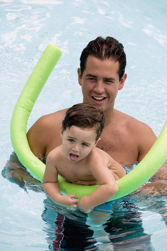 游泳,西方人,儿童,两个人,家庭,父亲,儿子,游泳池,抱,笑,微笑,露齿笑,竖图,俯视,室外,白天,纯洁,水,欧洲,欧洲人,阴影,泳裤,光线,救生圈,影子,塑料,水池,水面,注视,泳池,裸露,小孩,阳光,塑料制品,游泳圈,观察,看,温暖,温馨,父子,一家人,父爱,可爱,童年,童趣,充气,抱着,观看,和睦,察看,搂着,救生,关注,裸,童真,烂漫,无邪,泅水,天真,男孩,男人,男性,年轻男性,白种人,孩子,年轻人,搂,搂抱,半身,彩图,高角度拍摄,浮圈,手臂浮圈,手臂圈,手臂游泳圈,融洽,男生
