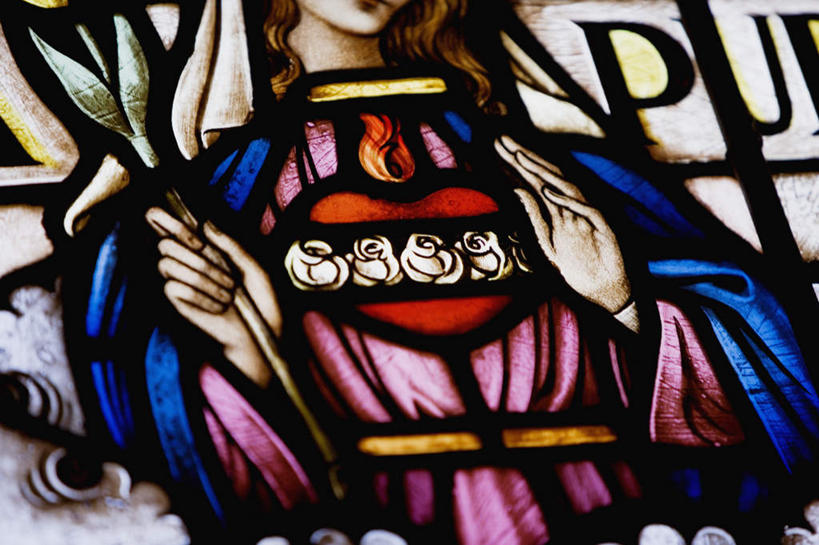 西方人,一个人,无人,教堂,站,横图,室内,特写,白天,仰视,民族服装,旅游,度假,标志建筑,地标,建筑,百合花,叶子,欧洲,欧洲人,仅一个年轻女性,仅一个女性,仅一个人,圣母,圣母玛利亚,握,阴影,节日,盛开,反射,影子,绿叶,花蕾,文化,娱乐,建设,花,花瓣,花朵,鲜花,花苞,花蕊,祈祷,站着,享受,休闲,健康,嫩叶,旅游胜地,放松,握着,许愿,宗教,信仰,纪念,祈求,信念,玛利亚,强瞿,彩绘玻璃,彩色玻璃,教堂玻璃,艺术玻璃,圣女,平安,百合蒜,倒仙,番韭,山丹,年轻女性,女人,女性,白种人,叶,叶片,站立,半身,彩图,低角度拍摄,传统服装,民俗服,大教堂,礼拜堂