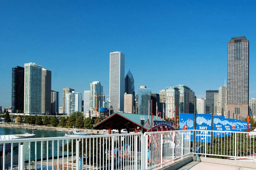 无人,高楼大厦,栏杆,码头,横图,室外,白天,正面,度假,办公楼,美景,植物,城市风光,城市,大厦,港口,建筑,摩天大楼,写字楼,美国,许多,阴影,光线,影子,景观,围栏,娱乐,护栏,树,树木,排列,蓝色,绿色,蓝天,天空,阳光,自然,楼宇,天,享受,休闲,商务楼,景色,放松,生长,晴朗,成长,北美,北美洲,美洲,伊利诺斯州,芝加哥,万里无云,世界屠猪城,巨肩之城,劳动之城,伊利诺伊,伊利诺伊州,伊利诺州,芝加哥市,芝城,林肯之地,北亚美利加洲,亚美利加洲,海军码头,海军军港,海军港,摆列,晴空,晴空万里,彩图,摆渡口,埠头,大楼,渡口,渡头,港湾,高层建筑,高楼,海港,货运码头,口岸,摩天楼,商港,布列,分列