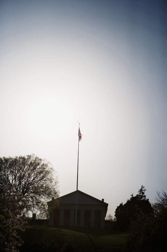 无人,竖图,室外,白天,仰视,旅游,度假,名胜古迹,植物,标志建筑,地标,建筑,旗帜,美国,阴影,遗迹,光线,影子,枝条,古迹,文物,娱乐,旗子,建设,古建筑,树,树木,树枝,蓝色,蓝天,天空,阳光,天,享受,休闲,公墓,旅游胜地,放松,晴朗,北美洲,美洲,古文明,万里无云,弗吉尼亚,弗吉尼亚州,阿灵顿国家公墓,阿灵顿,北亚美利加洲,亚美利加洲,维吉尼亚,老自治领州,旌旗,旗号,阿灵顿县,虬枝,枝杈,阿灵顿公墓,晴空,晴空万里,彩图,低角度拍摄