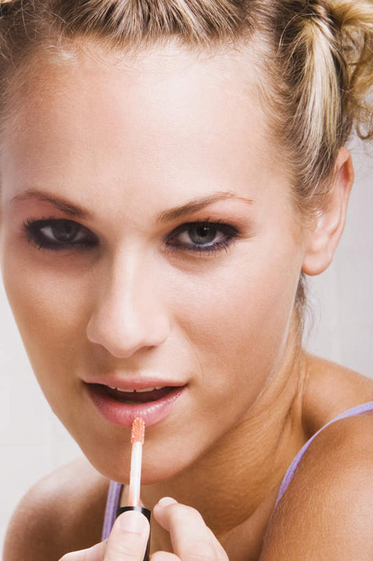 西方人,脸,头,脸颊,手,一个人,竖图,室内,特写,白天,正面,化妆,美容,时尚,欧洲,欧洲人,仅一个年轻女性,仅一个女性,仅一个人,护肤,握,拿,拿着,注视,彩妆,唇膏,化妆品,口红,观察,看,保养,享受,休闲,手部,放松,握着,保健,观看,单手,察看,美容工具,化妆用品,关注,养颜,化妆工具,唇线笔,唇棒,年轻女性,女人,女性,白种人,头部,脸部,脸蛋,面部,半身,彩图