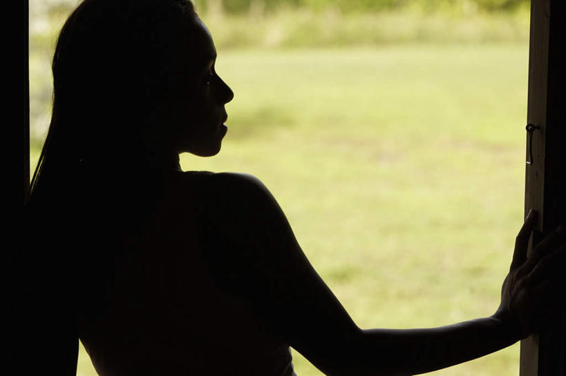 西方人,脸,头,脸颊,一个人,站,横图,室外,特写,白天,草地,草坪,植物,欧洲,非洲,黑人,欧洲人,仅一个年轻女性,仅一个女性,仅一个人,背光,扭头,肩膀,草,背面,绿色,靠,靠着,倚靠,站着,转头,倚着,逆光,年轻女性,女人,女性,非洲人,头部,脸部,脸蛋,面部,站立,半身,彩图