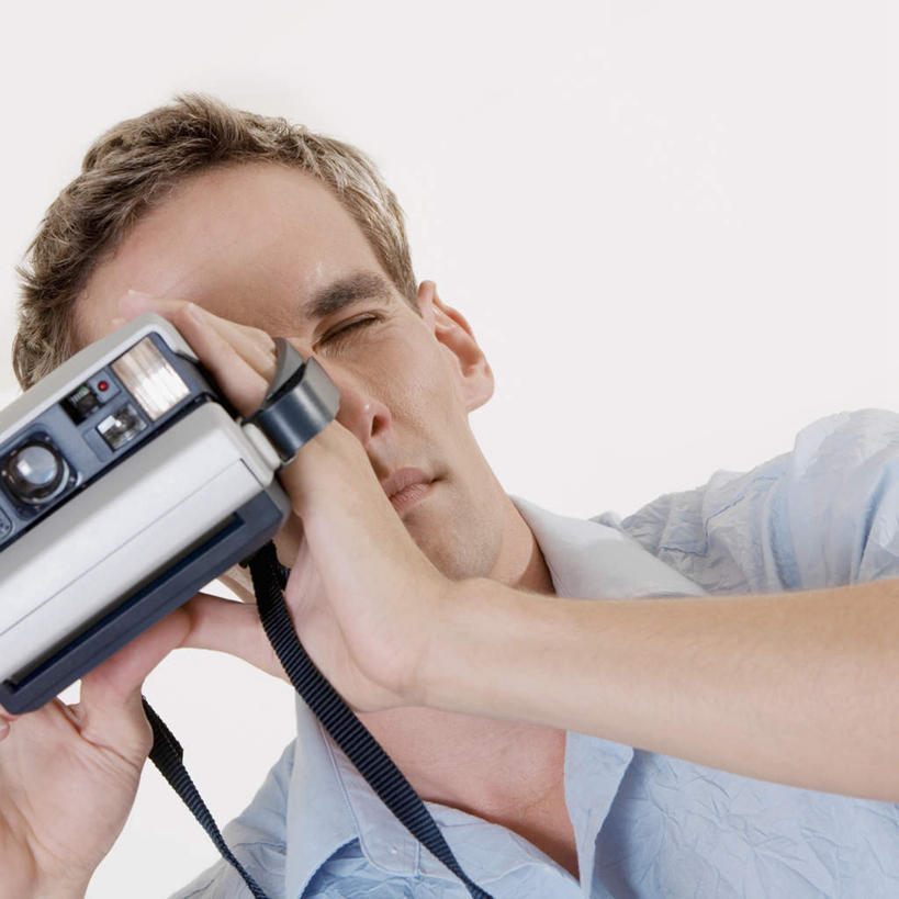 西方人,脸,头,脸颊,手,一个人,站,闭眼,方图,室内,特写,白天,白色背景,正面,相机,欧洲,欧洲人,双手,仅一个男性,仅一个人,握,服装,拿,拿着,注视,休闲装,仅一个年轻男性,拍照,衣服,观察,看,站着,休闲,手部,休闲服,握着,摄影,服饰,影棚,观看,察看,关注,拍立得,立拍得,男人,男性,年轻男性,白种人,头部,脸部,脸蛋,面部,照相机,闭眼睛,闭着眼,闭着眼睛,站立,半身,彩图,影棚拍摄,拍摄,照相