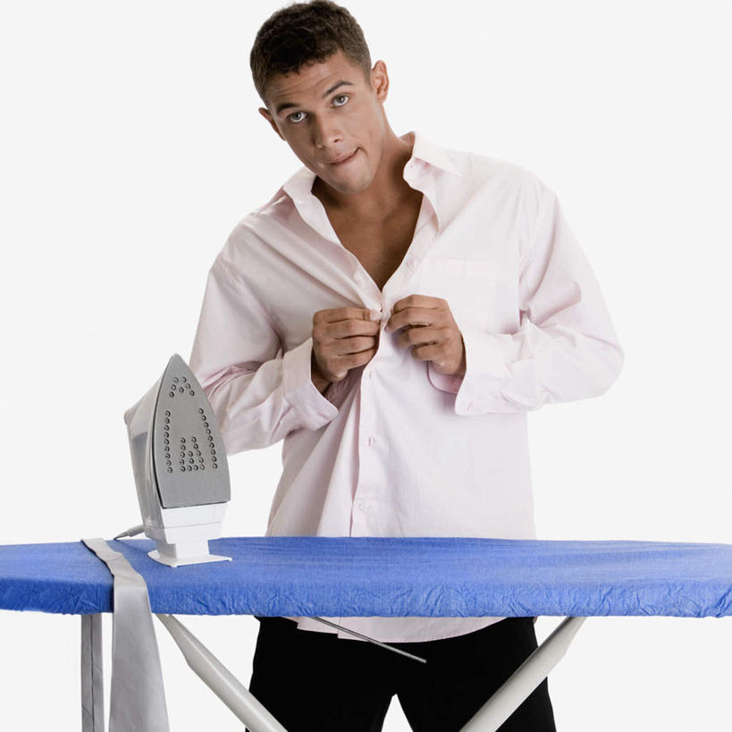 西方人,一个人,站,方图,室内,白天,白色背景,正面,衬衫,欧洲,欧洲人,仅一个男性,仅一个人,服装,电器,注视,熨斗,穿,熨烫,仅一个年轻男性,衣服,观察,看,站着,摄影,服饰,影棚,烫衣板,观看,察看,电熨斗,家电,家用电器,衣着,穿着,关注,熨衣板,家居用品,电熨板,烫衣,家庭用品,电烫斗,火斗,衣饰,男人,男性,年轻男性,白种人,站立,半身,彩图,影棚拍摄,衬衣,拍摄