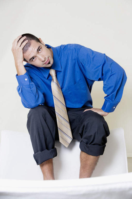 西方人,腿部,脚,脚趾,脚趾甲,腿,一个人,商务人士,商务男性,坐,竖图,室内,白天,正面,衬衫,沙发,欧洲,欧洲人,仅一个男性,仅一个人,抱头,撑,阴影,套装,反射,影子,墙,领带,注视,光脚,墙壁,墙面,仅一个年轻男性,白色,观察,看,赤脚,观看,察看,撑着,象征,庄重,关注,商务装,身份,布艺沙发,工薪阶层,正式,地位,捧首,捧头,男人,男性,年轻男性,白种人,脚指甲,白领,上班族,坐着,彩图,全身,衬衣