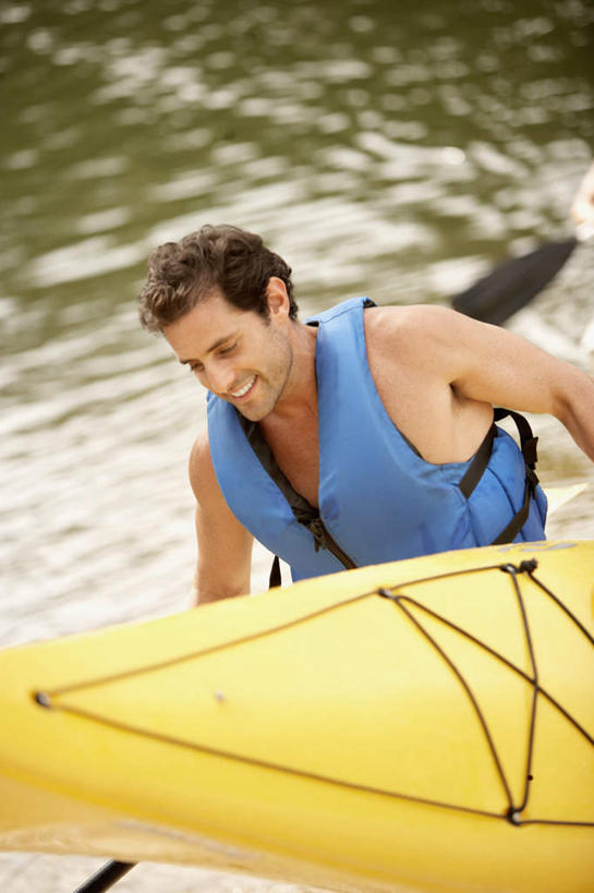 皮划艇,西方人,一个人,走,笑,微笑,露齿笑,竖图,俯视,室外,白天,河流,水,船,欧洲,欧洲人,仅一个男性,仅一个人,仅一个中年男性,握,波纹,朦胧,模糊,船桨,救生衣,河水,水流,涟漪,拿,拿着,注视,蓝色,水纹,交通工具,波浪,观察,看,握着,观看,察看,关注,载具,水晕,浮水衣,男人,男性,中年男性,白种人,步行,散步,走路,半身,彩图,高角度拍摄