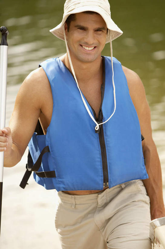 皮划艇,西方人,一个人,走,笑,微笑,露齿笑,竖图,室外,白天,正面,河流,水,船,帽子,欧洲,欧洲人,仅一个男性,仅一个人,仅一个中年男性,握,波纹,朦胧,模糊,船桨,救生衣,河水,水流,涟漪,拿,拿着,注视,蓝色,水纹,遮阳帽,交通工具,波浪,观察,看,握着,观看,渔夫帽,察看,关注,载具,水晕,浮水衣,男人,男性,中年男性,白种人,步行,散步,走路,半身,彩图