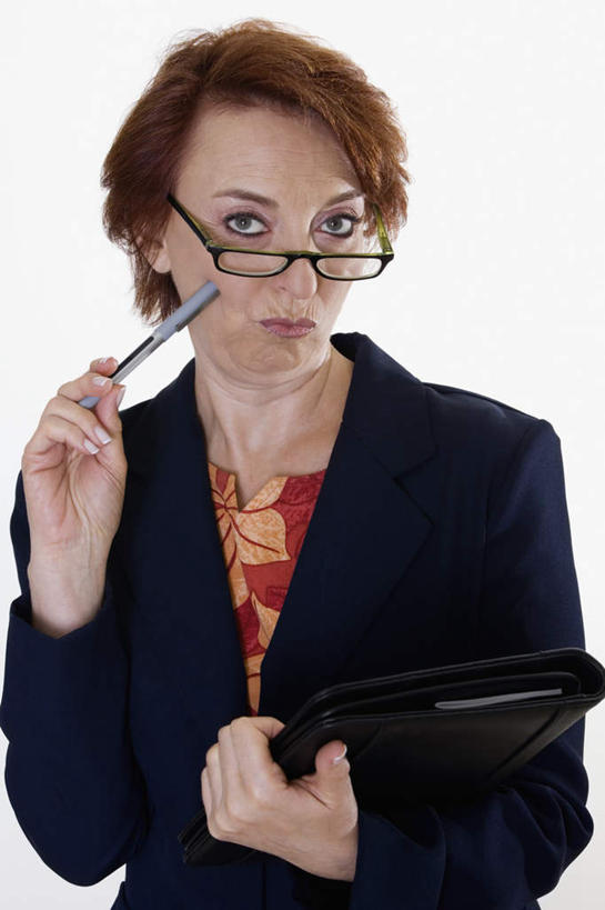 西方人,一个人,商务人士,商务女性,站,竖图,室内,白天,白色背景,正面,欧洲,欧洲人,仅一个女性,仅一个人,握,阴影,套装,反射,笔,眼镜,影子,办公用品,拿,拿着,注视,水笔,文具,学习用品,观察,看,站着,握着,摄影,仅一个老年女性,影棚,观看,老花镜,文具用品,察看,关注,商务装,文件架,工薪阶层,资料架,文件框,文件盘,文件托盘,文件座,资料档,资料座,远视眼镜,老年女性,女人,女性,白种人,白领,上班族,站立,半身,彩图,影棚拍摄,拍摄