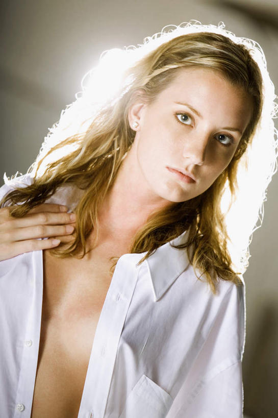 西方人,一个人,站,竖图,室内,白天,正面,衬衫,性感,欧洲,欧洲人,仅一个年轻女性,仅一个女性,仅一个人,阴影,朦胧,模糊,反射,影子,注视,白色,观察,看,站着,诱惑,观看,察看,敞开,关注,火辣,年轻女性,女人,女性,白种人,站立,半身,彩图,衬衣